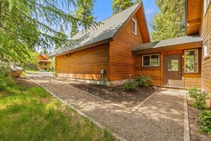 Exterior - Cedar Chalet -on golf course, clubhouse access with gym, seasonal pool & hot tub (McCall)