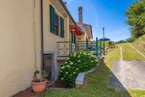 Property grounds - Holiday Home 'Poggio2' with Shared Pool, Private Garden and Wi-Fi (Fauglia)