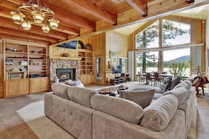 Smart TV, fireplace