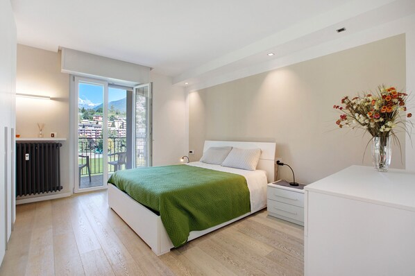 1 bedroom, bed sheets