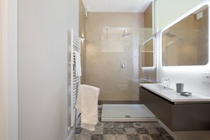 Shower, hair dryer, towels - Apartment 'Surville' with Mountain View and Balcony (Aosta)