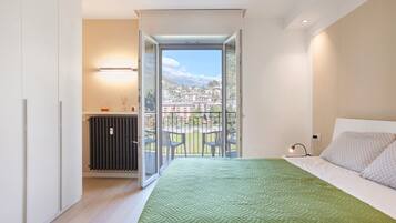 1 bedroom, bed sheets