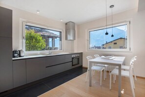 Kühlschrank, Ofen, Herdplatte, Geschirrspüler