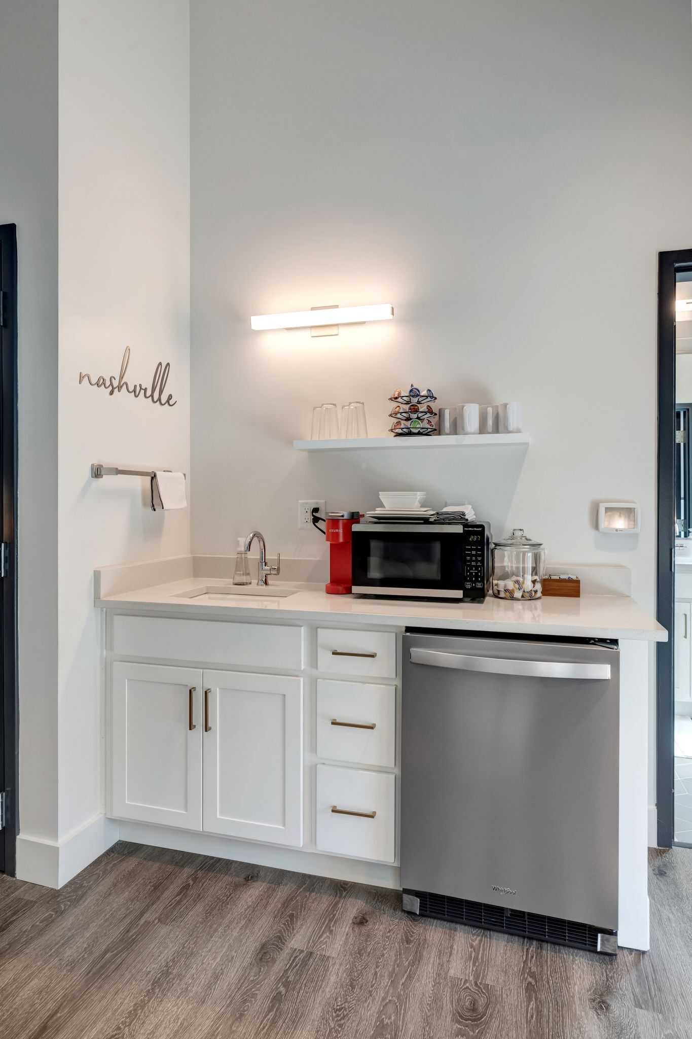 Een koelkast, een magnetron, een koffiezetapparaat/waterkoker