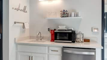 Een koelkast, een magnetron, een koffiezetapparaat/waterkoker