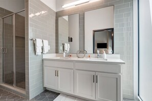 Een douche, een haardroger, handdoeken