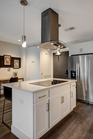 Kylskåp, mikrovågsugn, ugn och spishäll