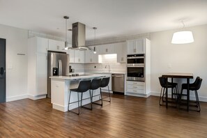 Frigorífico, microondas, horno y placa de cocina