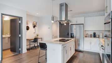Fridge, microwave, stovetop, dishwasher
