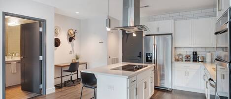 Réfrigérateur, micro-ondes, plaque de cuisson, lave-vaisselle