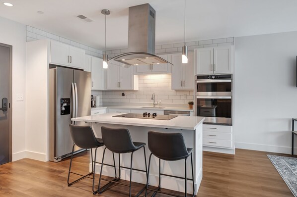 Kühlschrank, Mikrowelle, Herdplatte, Geschirrspüler