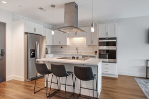 Réfrigérateur, micro-ondes, plaque de cuisson, lave-vaisselle