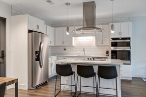 Fridge, microwave, oven, dishwasher - Ryman Respite: Your Music City Oasis (Nashville)