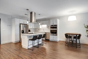 Refrigerador, microondas, horno, placa de cocina