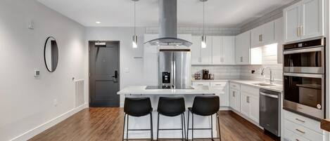 Réfrigérateur, micro-ondes, four, plaque de cuisson