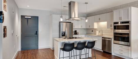 Kühlschrank, Mikrowelle, Ofen, Herdplatte