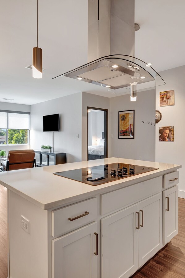 Kühlschrank, Mikrowelle, Ofen, Herdplatte