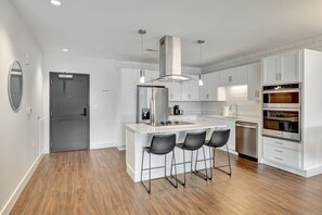 ثلاجة، ميكروويف، فرن، موقد طهي مسطح