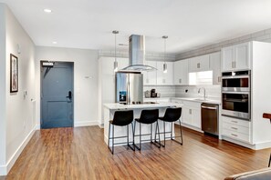 Kylskåp, mikrovågsugn, ugn och spishäll