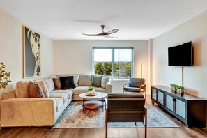 Smart TV - Walk the Line Two Bedroom: Where Johnny Cash Lives On (Nashville)