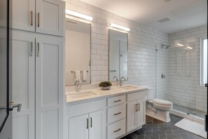 Douche, sèche-cheveux, serviettes fournies
