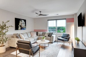 TV - Dolly's Retreat ~ 2 Bedroom / 2 Bathroom (Nashville)