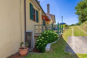 Property grounds - Holiday Home 'Poggio5' with Shared Pool, Private Terrace and Wi-Fi (Fauglia)