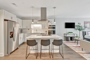 Refrigerador, microondas, horno, placa de cocina