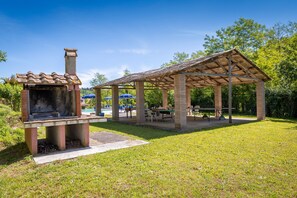 Outdoor dining - Holiday Home 'Poggio4' with Shared Pool, Private Terrace and Wi-Fi (Fauglia)