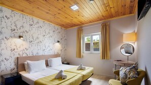 A hotel room with two beds, a chair, a desk, a mirror, and a window with curtains. - Apartment 'Quarto Twin 203' with Shared Terrace, Wi-Fi and Air Conditioning (Faro)
