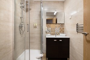 Douche, sèche-cheveux, serviettes fournies