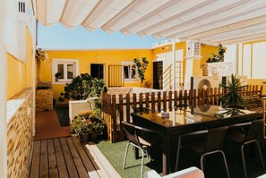 Outdoor dining - Apartment 'Quarto Twin 205' with Shared Terrace, Wi-Fi and Air Conditioning (Faro)