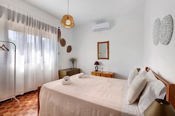 Iron/ironing board, free WiFi, bed sheets