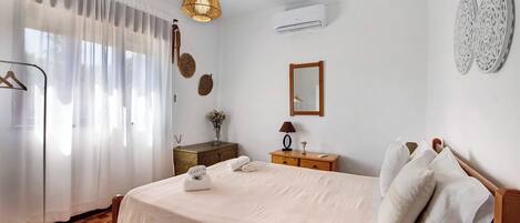 3 bedrooms, iron/ironing board, free WiFi, bed sheets