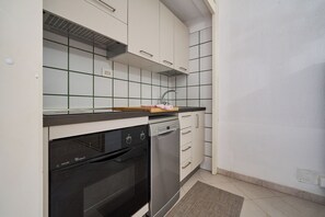 冷蔵庫、オーブン、コンロ、食器洗い機