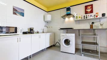 KĂŒhlschrank, Mikrowelle, Herdplatte, Wasserkocher mit Kaffee-/Teezubehör