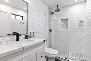 Douche, sĂšche-cheveux, serviettes fournies, savon