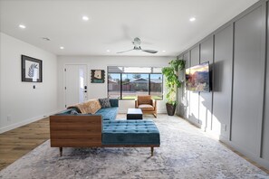 Living area - Full Remodel Modern Home near Old Town w/ Hot tub (Scottsdale)