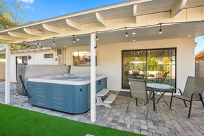 Terrace/patio - Full Remodel Modern Home near Old Town w/ Hot tub (Scottsdale)