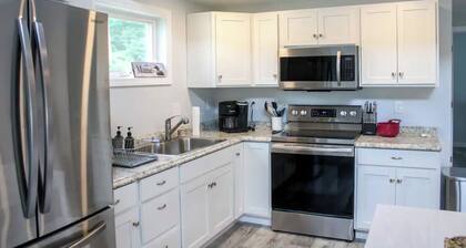 Bluebird Cottage - Cozy 2-bedroom with AC and WiFi on Woodbury Pond