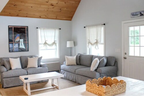 Bluebird Cottage - Cozy 2-bedroom with AC and WiFi on Woodbury Pond