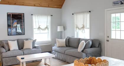 Bluebird Cottage - Cozy 2-bedroom with AC and WiFi on Woodbury Pond