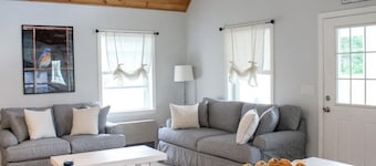 Bluebird Cottage - Cozy 2-bedroom with AC and WiFi on Woodbury Pond