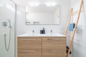 Dusche, Haartrockner, Handtücher