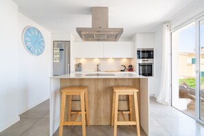 Frigorifero, microonde, forno, piano cottura