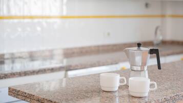 Een koelkast, een magnetron, een oven, een kookplaat