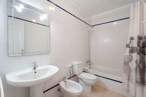 Een douche, een haardroger, handdoeken