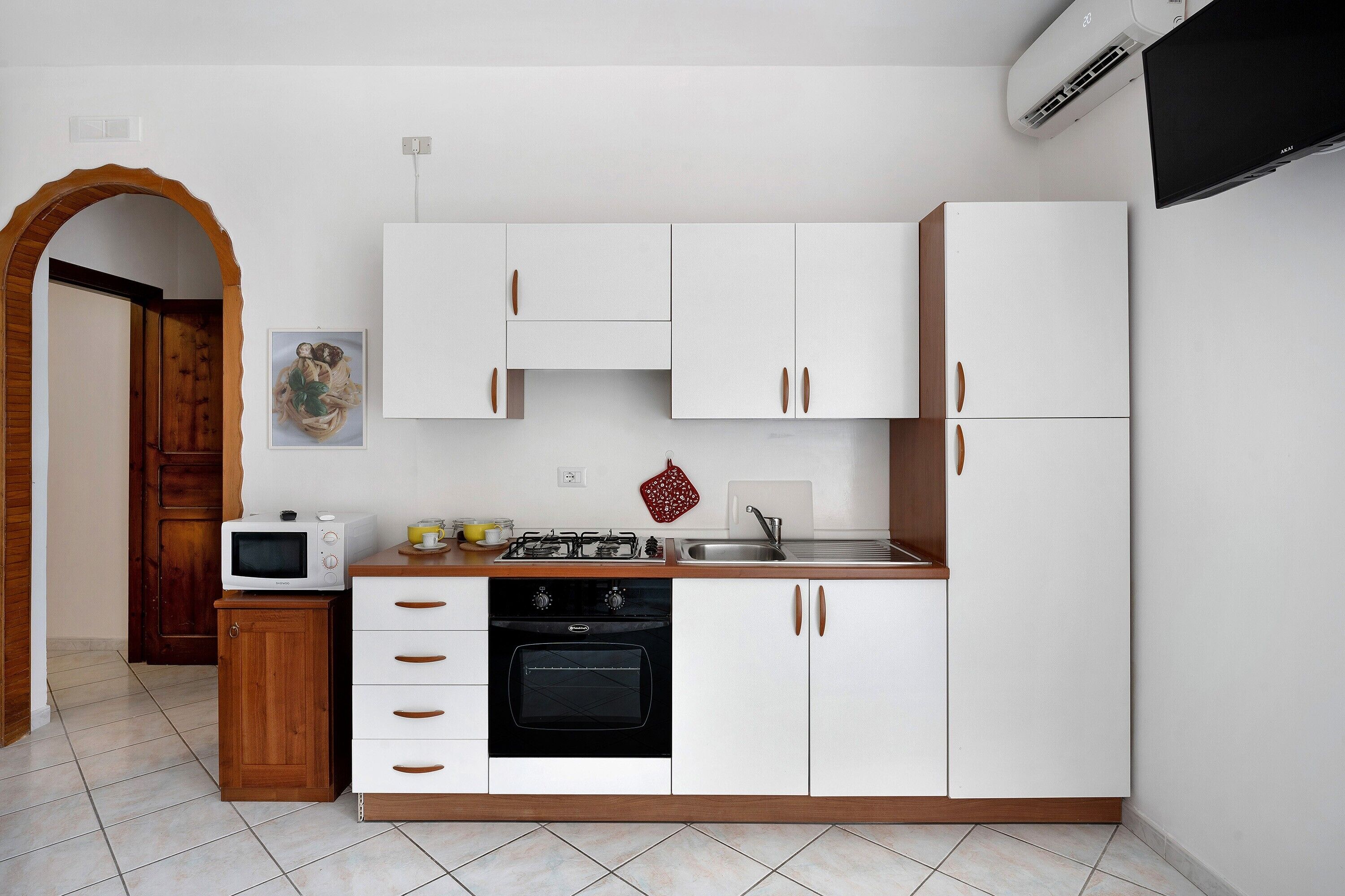 Kühlschrank, Mikrowelle, Ofen, Herdplatte