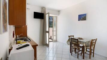 Kühlschrank, Mikrowelle, Ofen, Herdplatte