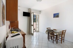 Fridge, microwave, oven, stovetop - Apartment 'Appartamento Nerano' with Sea View, Wi-Fi and Air Conditioning (Massa Lubrense)